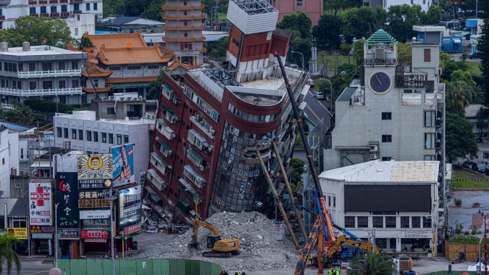 *** BESTPIX *** 7.5 Magnitude Earthquake Hits Taiwan