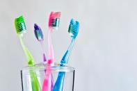 Die Zahnbürste ist zum Zähneputzen da, so viel ist klar. Doch das Zahnpflege-Instrument lässt nicht nur die Beißerchen strahlen – es kann auch in Sachen Beauty helfen, wenn gerade keine anderen Schönheits-Tools oder Make-up-Produkte zur Hand sind. Sowohl Lippen als auch Wimpern, Augenbrauen und Haare lassen sich mit der Zahnbürste verschönern.