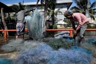 <p>En Qualy Design, una pequeña empresa situada en la provincia de Ayutthaya, al norte de la de Chon Buri, se encargan de transformar las redes de pesca usadas en otros productos plásticos. (Foto: Lillian Suwanrumpha / AFP / Getty Images).</p> 