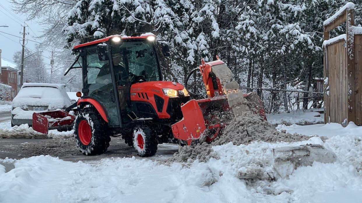 Someone works to clear wet snow in Ottawa Dec. 4, 2023 during a winter weather travel advisory. (Matéo Garcia-Tremblay/Radio-Canada - image credit)