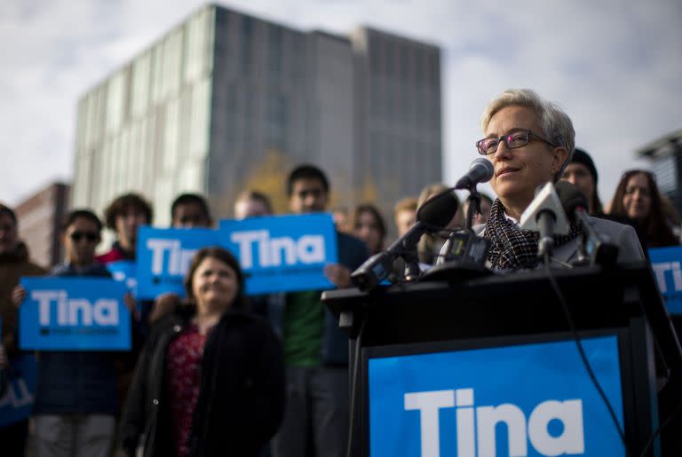 La candidata demócrata a la gubernatura de Oregon Tina Kotek en una conferencia de prensa en el parque Tom McCall, el jueves 10 de noviembre de 2022, en Portland, Oregon. (Dave Killen/The Oregonian via AP)