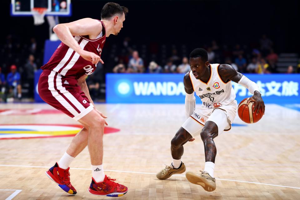 Dennis Schröder (r.) beim Viertelfinalspiel gegen Lettland an der diesjährigen WM. - Copyright: Yong Teck Lim / Staff / Getty Images