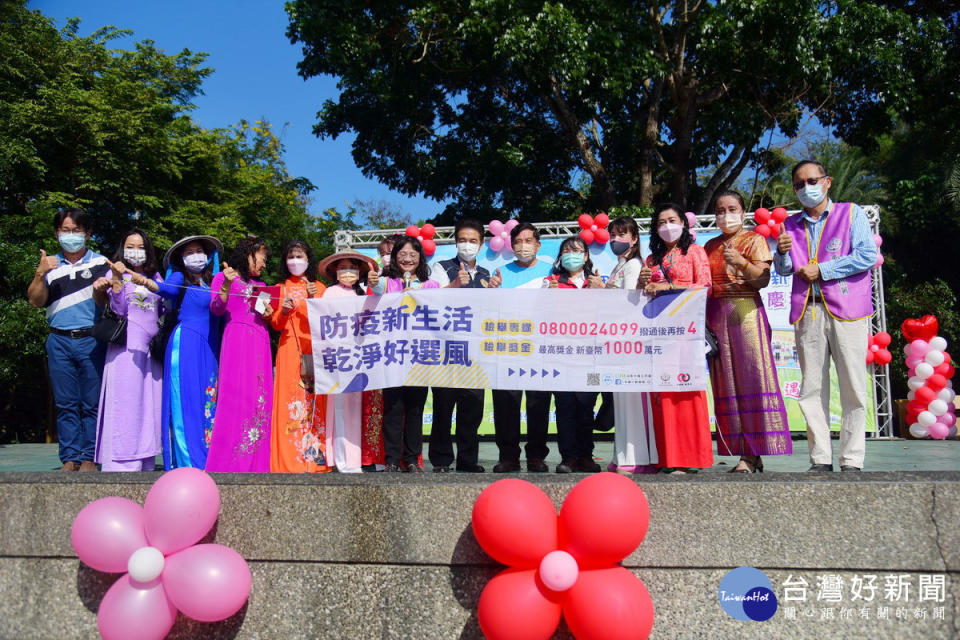 移民節健行野餐並有表演宣導等活動。（縣府提供）