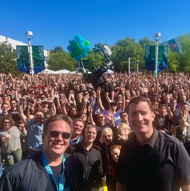 Phil Spencer y Mike Ybarra un par de meses antes de anunciar despidos masivos - Imagen: Kami en X