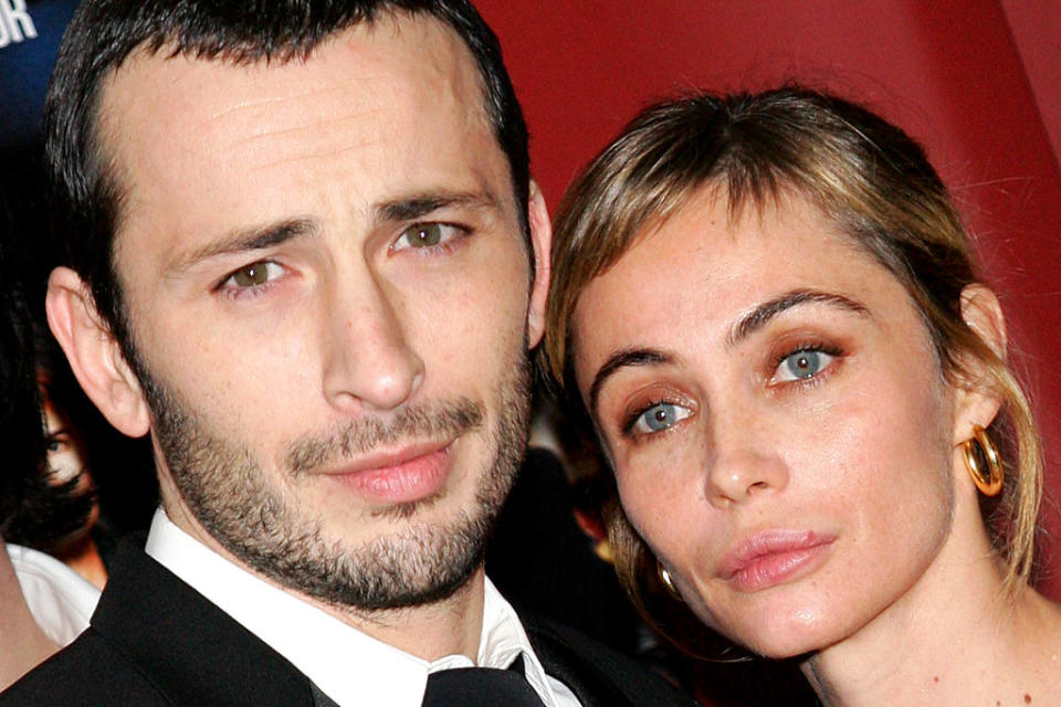 En 2010, Michaël Cohen fait jouer sa femme Emmanuelle Béart dans son film <em>"Ça commence par la fin"</em>, tiré de son propre roman, du même nom, sorti en 2007. Ce roman est né d'une phrase de la grand-mère d'Emmanuelle Béart, qui, à 106 ans, un jour en famille, avait dit : <em>"Il vaut mieux briser son coeur que de ne pas s'en servir [...] J'ai souffert énormément mais je ne regrette aucune de ses souffrances"</em>. C'est donc tout naturellement que les amoureux se sont donnés la réplique dans ce film, surtout que l'actrice avait également participé à l'écriture du scénario. Pour eux, mêler travail et amour a visiblement été bénéfique, à en croire les déclarations d'Emmanuelle Béart, qui disait à propos de son mari et du tournage : <em>"Sur le plateau, il est très rassurant pour les comédiens, tant il est précis et structuré. Il était en état d'acuité permanente. Il avait son film dans la tête. [...] Cela faisait des années que je n'avais pas vécu ça, un tournage où chaque chose est précieuse, et où on a pleinement conscience de la chance que cela représente de faire un film. Ce film-là ne pouvait naître qu'en famille, c'est ainsi qu'on l'a tourné"</em>. (crédit Getty)