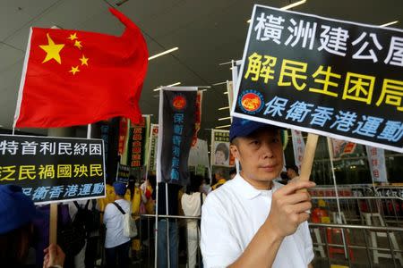 Supporters of Chinese government and Hong Kong Chief Executive Leung Chung-ying gather outside the Legislative Council in Hong Kong, China October 12, 2016. REUTERS/Bobby Yip