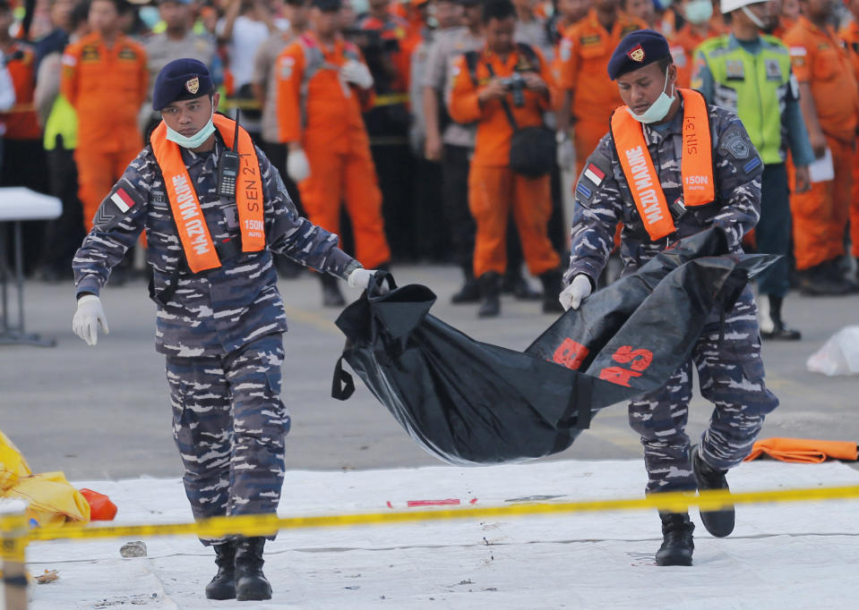 ARCHIVO - En esta foto de archivo del 1 de noviembre de 2018, personal de la armada indonesia carga los restos de una víctima del jet de Lion Air que cayó al mar, en el puerto de Tanjung Priok, Yakarta, Indonesia. (AP Foto/Tatan Syuflana, File)