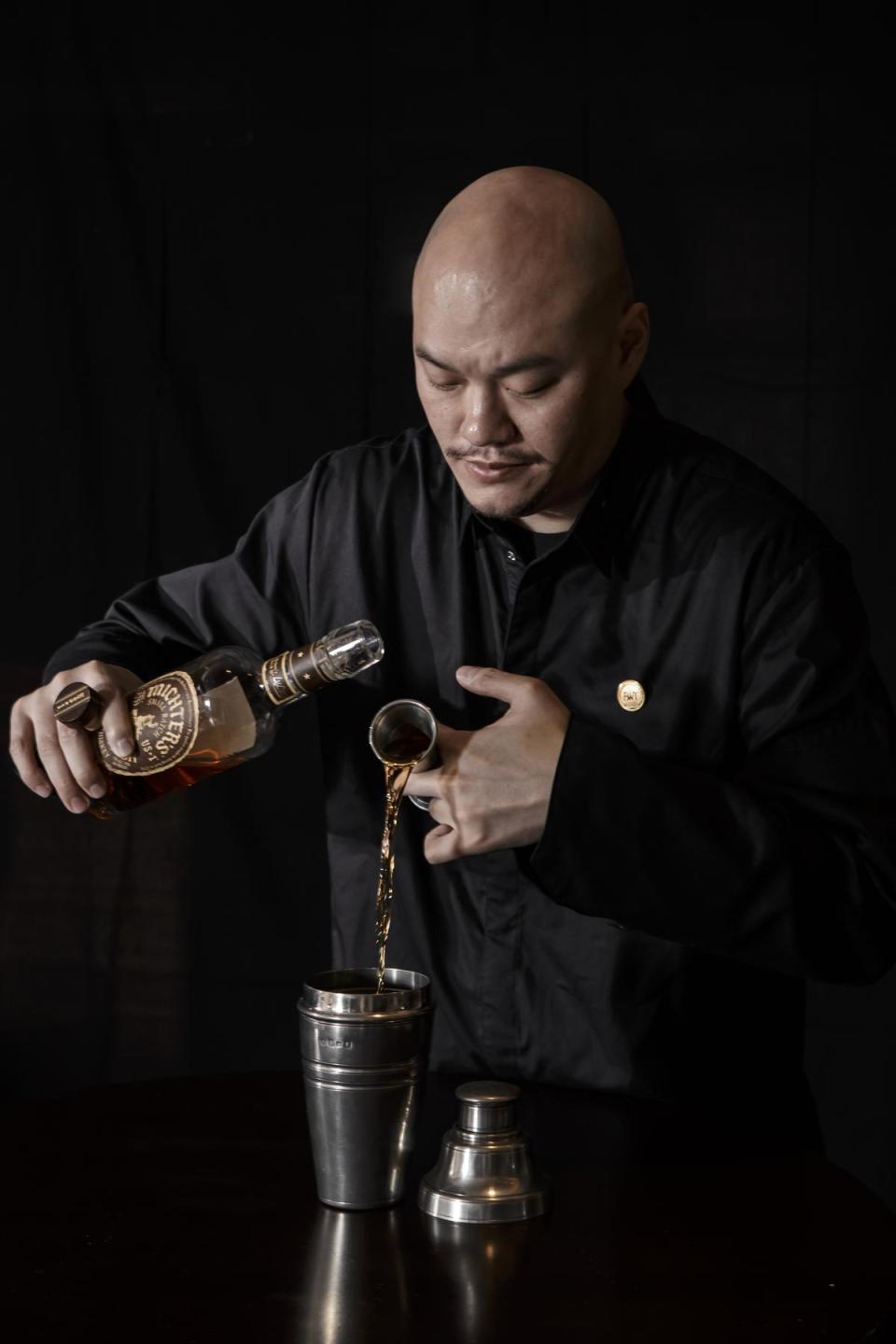 身為三屆世界級調酒大賽冠軍的Aki Wang，透過調酒，始終如一地貫徹把台灣推向世界的夢想。