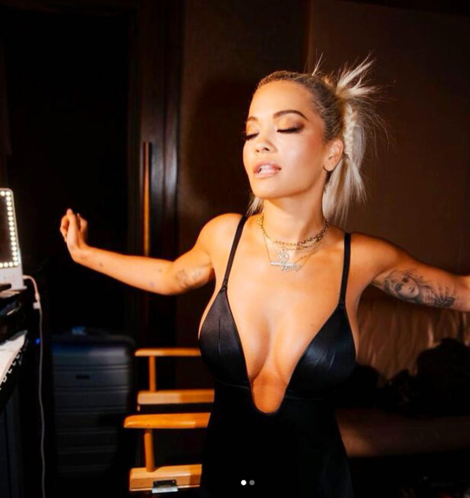 Rita Ora genießt den Moment mit geschlossenen Augen. (Bild: Instagram)