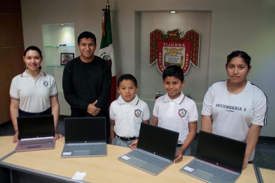 Montserrat Caballero entrega computadoras a estudiantes en Tijuana 