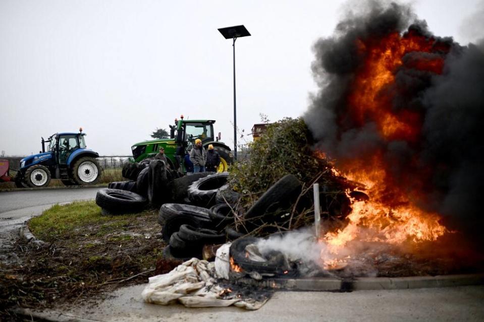 Photo prise à Sainte-Colombe-en-Bruilhois, non loin d’Agen, le 25 janvier 2024 en marge d’une manifestation des agriculteurs.