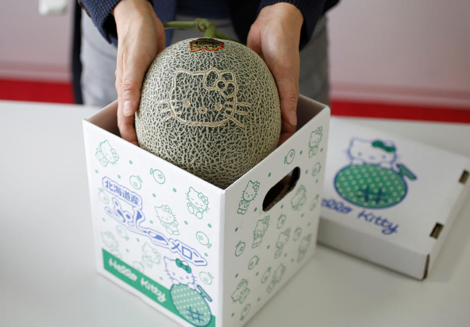 Un melón producido en Hokkaido, con diseño de Hello Kitty. REUTERS/Toru Hanai