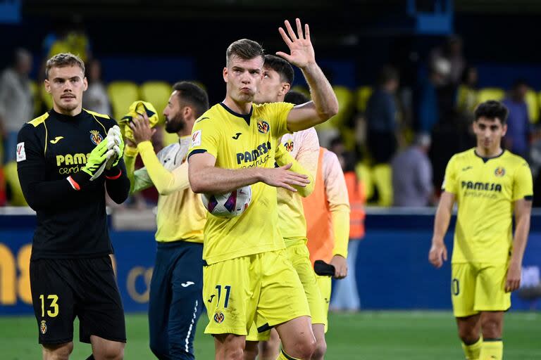 Con la pelota abajo del brazo, Alexander Sorloth saluda al público de Villarreal