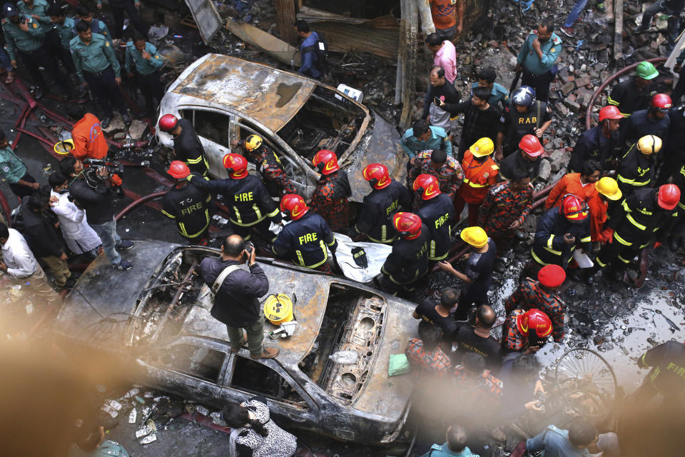 Bangladeshi firefighters carry the body of a victim of a fire in Dhaka, Bangladesh, Feb. 21, 2019.  (Photo: Rehman Asad/AP)