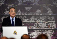 <p>Actuellement en crise de résultats, le Real Madrid va investir pour relever la tête. En effet, selon Marca le club madrilène va disposer d’une enveloppe de 300 millions d’euros l’été prochain pour se renforcer. Neymar est évidemment annoncé comme la cible prioritaire des Merengue. Marco évoque par ailleurs les noms de Hazard, De Gea, Lewandowski, Kane… </p>