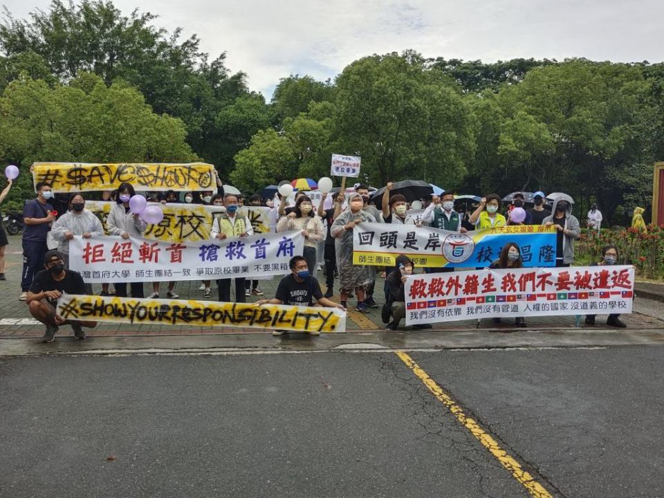 台首大學生拉布條向校方抗議，校長張淑中接下學生遞交的陳情書。（記者林相如攝）