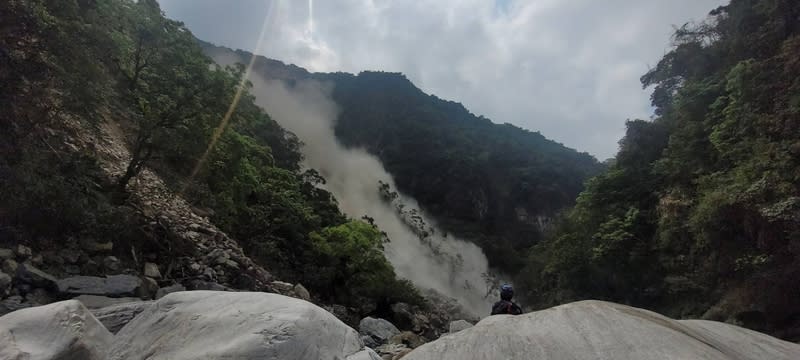 餘震不斷  砂卡礑步道仍有土石崩塌 0403強震重創太魯閣國家公園，砂卡礑步道疑仍有澳 洲籍新加坡夫妻失聯，花蓮縣消防局14日表示，砂卡 礑步道內仍有多處土石崩塌掉落，為顧及搜救人員生 命安全，經與家屬協議後，同意即日起暫停搜救行 動，待災區無危險之虞且有發現明確事證，再啟動搜 救行動。 （花蓮縣消防局提供） 中央社記者李先鳳傳真  113年4月14日 