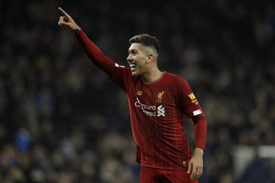 El brasileño Roberto Firmino festeja al concluir un encuentro que Liverpool ganó a Tottenham, el sábado 11 de enero de 2020, en la Liga Premier (AP Foto/Matt Dunham)