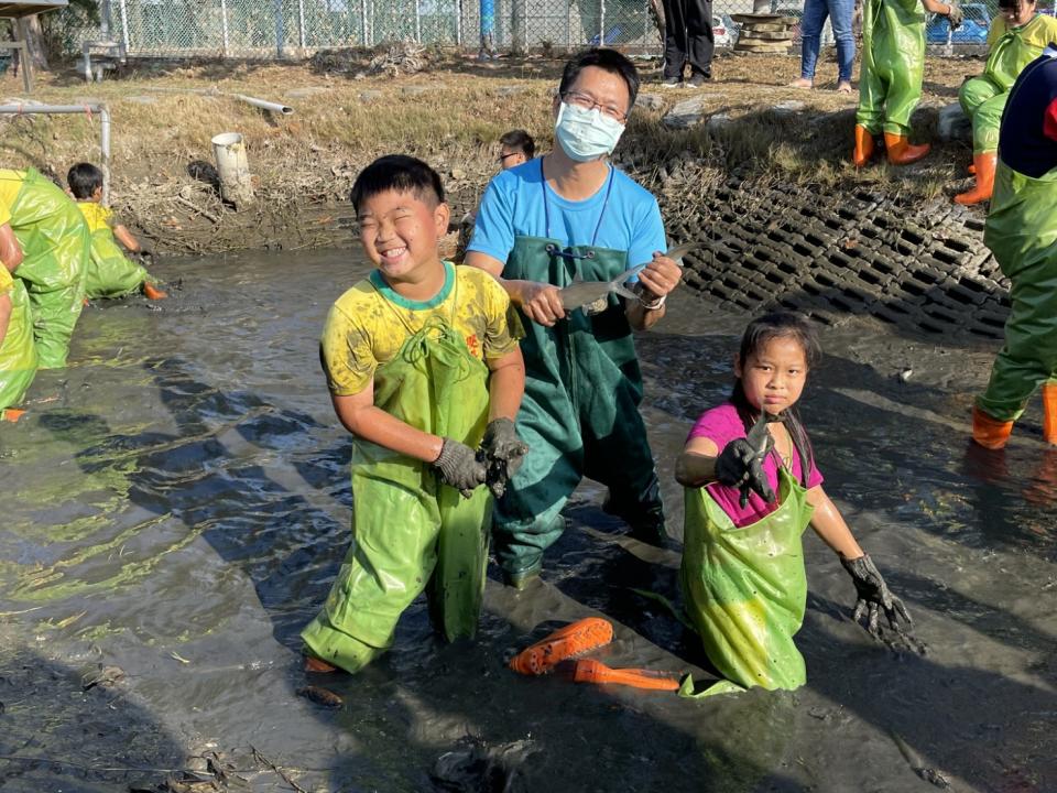 七股雙春國小參加海洋教育創新教學優質團隊選拔獲全國優等。圖為師生開心捕撈虱目魚，寓教於樂。（教育局提供）