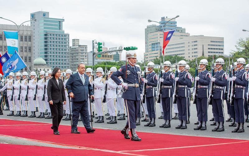 蔡英文今早以隆重軍禮歡迎瓜地馬拉共和國總統賈麥岱。（總統府提供）