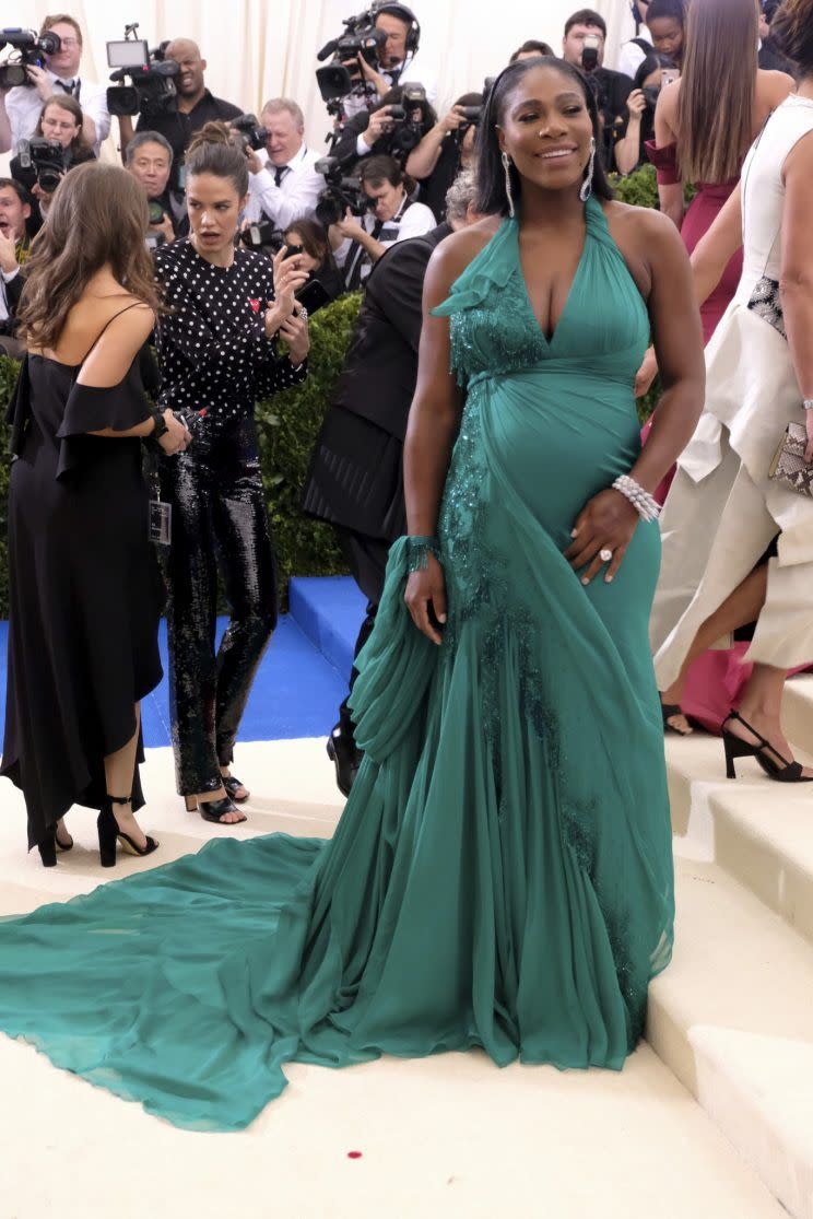 Serena Williams erschien bei der Met Gala 2017 in Atelier Versace. (Bild: AP)