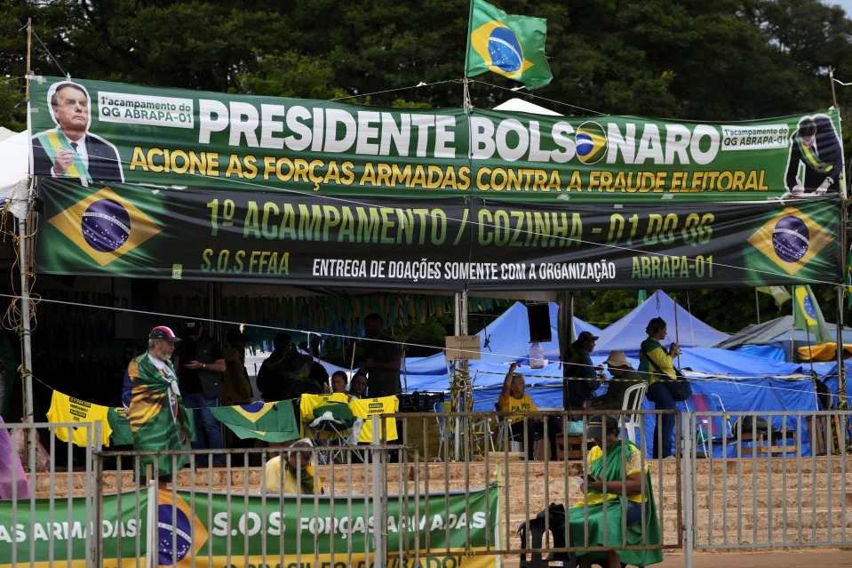 Primeiros financiadores de atos e acampamentos golpistas começaram a ser identificados, segundo Flávio Dino. Na imagem, o acampamento no QG do Exército em Brasília, um dos maiores do país. (Foto: AP Photo/Eraldo Peres)