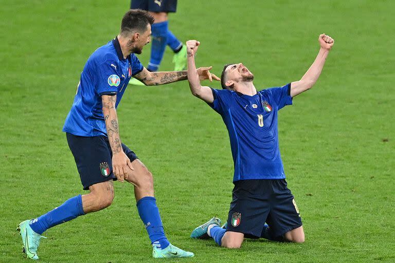 Francesco Acerbi, en el seleccionado de Italia, va a abrazar a Jorginho durante la Eurocopa 2021 que obtuvo la Azzurra