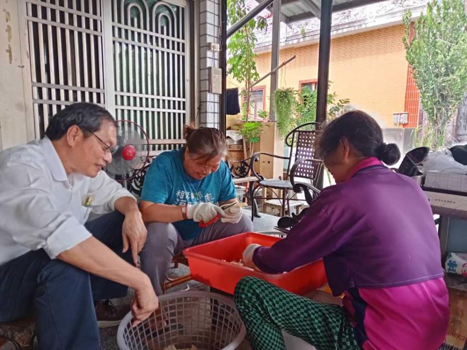 看著民眾辛勤工作模樣，蘇清泉(左)承諾要給屏東人更好的未來，改變生活讓收入變好。（圖／取自蘇清泉臉書）