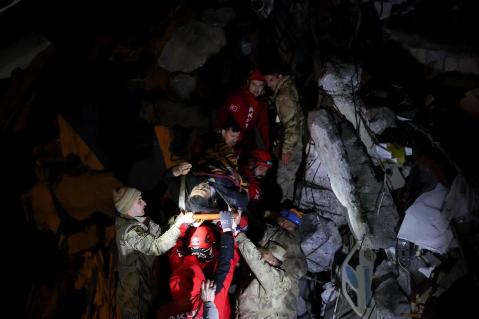 Rescuers at the site of Iskenderun Hospital (REUTERS)