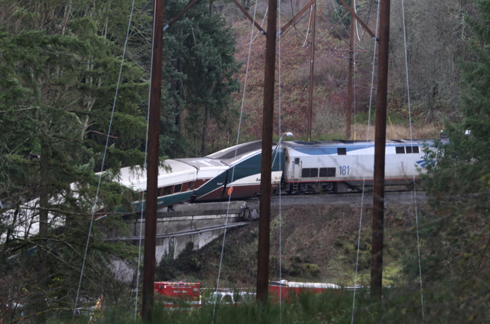 Impactantes imágenes del descarrilamiento de un tren en Washington