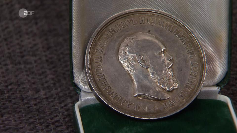 Eine russische Medaille aus Silber aus den 1880er-Jahren ging für 450 Euro an David Suppes. Laut Experte Colmar Schulte-Goltz war das Stück jedoch 550 bis 600 Euro wert. (Bild: ZDF)