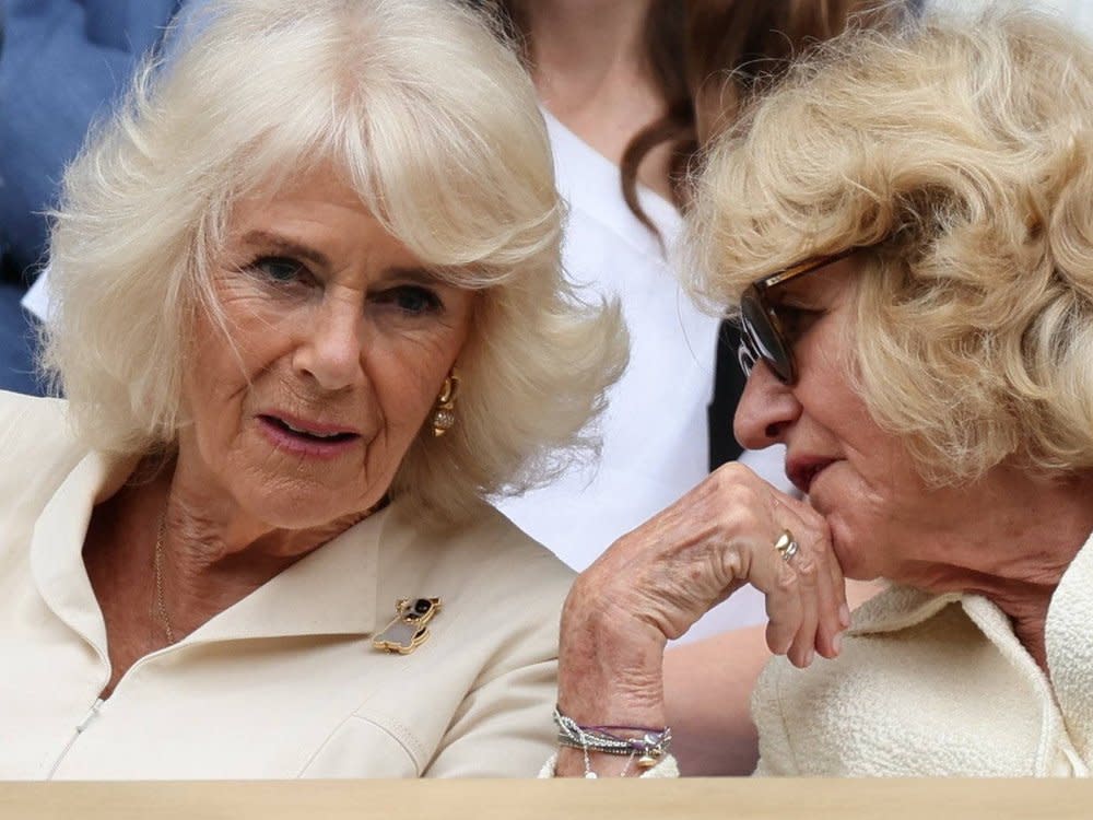 Königin Camilla neben Schwester Annabel Elliot in Wimbledon. (Bild: imago images/i Images/Stephen Lock)