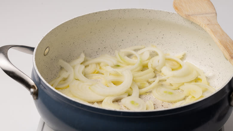 pan with sliced onions