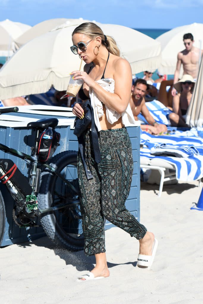 Kate Hudson hits the beach in Miami on Feb. 27, 2022. - Credit: MEGA