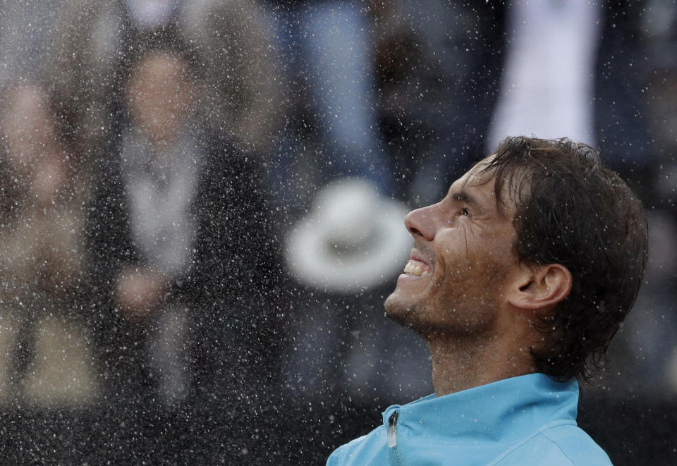 El español Rafael Nadal festeja con vino espumante tras derrotar al serbio Novak Djokovic en la final del Abierto de Italia en Roma, el domingo 19 de mayo del 2019. (AP Foto/Gregorio Borgia)