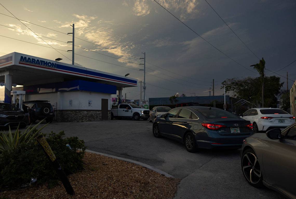 Cars line up at a Marathon gas station on Northwest 20th St. on Sunday, April 16, 2023, in Wynwood. Alie Skowronski/askowronski@miamiherald.com