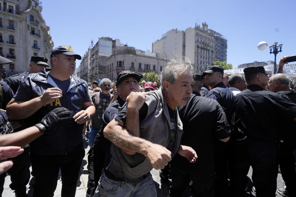 La policía se lleva a un manifestante por bloquear la calle durante una marcha hacia el Congreso en una huelga nacional contra las reformas económicas y laborales lanzadas por el presidente argentino, Javier Milei, en Buenos Aires, Argentina, el miércoles 24 de enero de 2024. (AP Foto/Natacha Pisarenko)