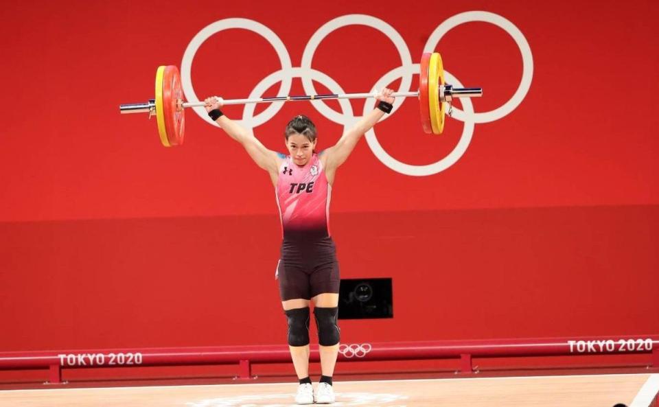 郭婞淳在女子59公斤量級比賽中，靠著抓舉項103公斤、挺舉項目133公斤，綜合236公斤為台灣奪下本屆奧運首面金牌。（體育署提供）