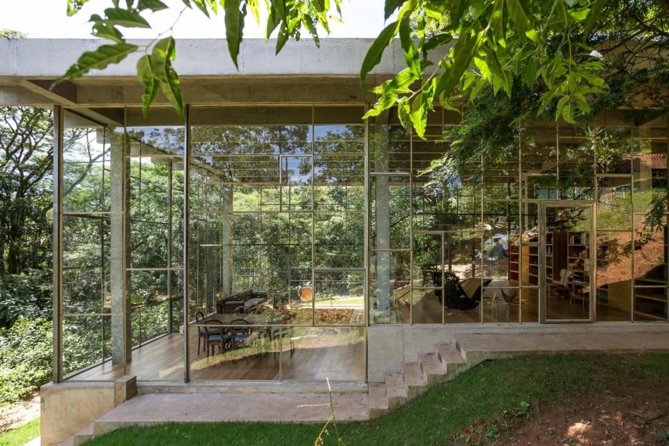 <p>La estructura de la casa fue construida con hormigón y sus suelos se hicieron con tablas de madera de Garapeira. (Foto: <a rel="nofollow noopener" href="http://atelierbranco.com/vinhedo/" target="_blank" data-ylk="slk:Atelier Branco Arquitetura;elm:context_link;itc:0;sec:content-canvas" class="link ">Atelier Branco Arquitetura</a>). </p>