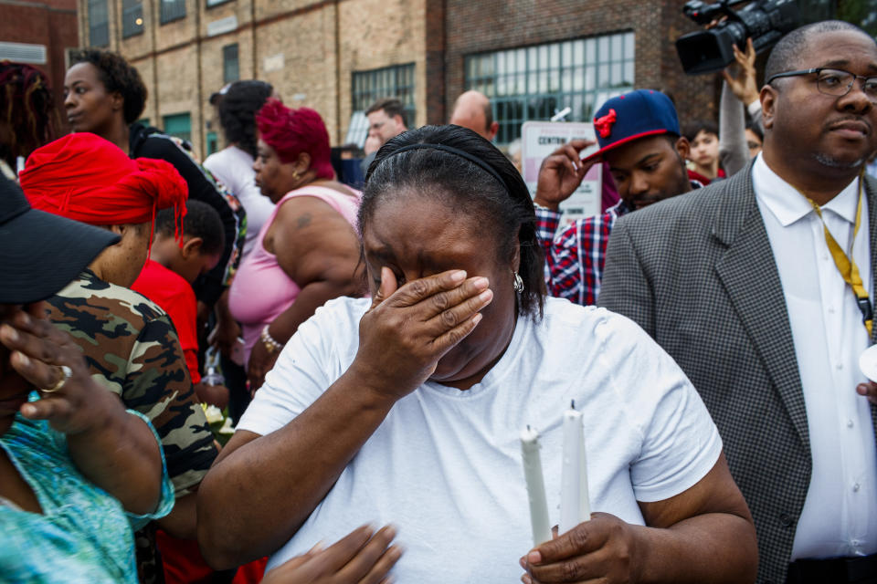 Shafonia Logan cries during a vigil for her husband, Eric Logan, who was shot and killed by a South Bend officer in an apartment parking lot on June 17, 2019. (Photo: SIPA USA/PA Images)