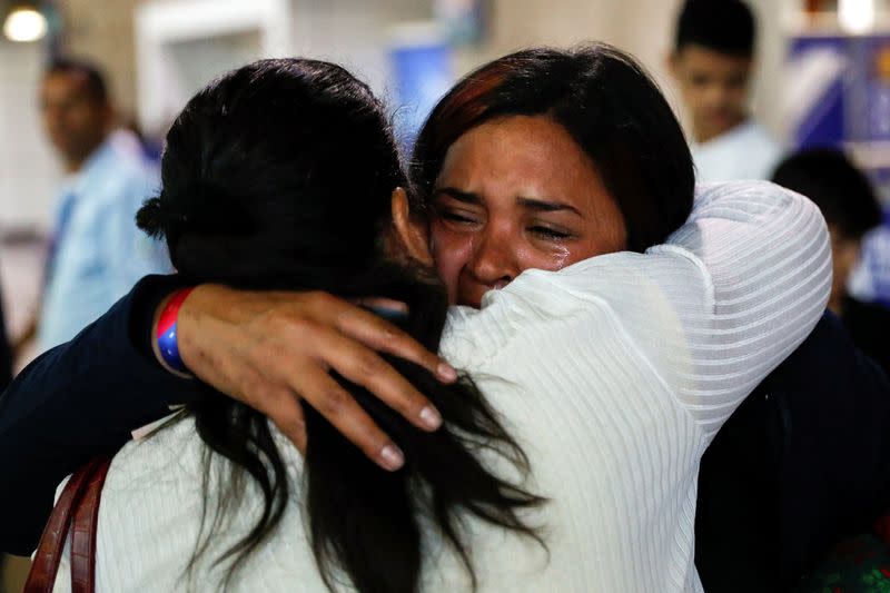 Venezolanos varados en frontera entre Chile y Perú llegan en vuelo de regreso, en Maiquetía