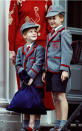<p>En septiembre de 1989, el príncipe Harry acudió a su primer día de colegio en el Wetherby School de Londres. Por supuesto, además de su madre, también le acompañó su hermano Guillermo. (Foto: Gtres). </p>