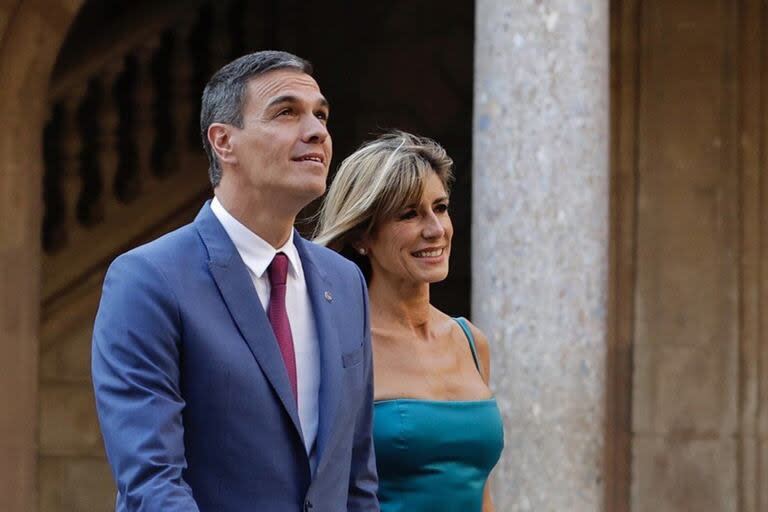 05/10/2023 El presidente del Gobierno en funciones, Pedro Sánchez, junto a su mujer, Begoña Gómez, a su llegada al Palacio de Carlos V para la visita que junto a los Reyes y los líderes invitados a la III Cumbre de la Comunidad Política Europea (CPE) realizan a la Alhambra ,  a  de octubre del 2023 en Granada