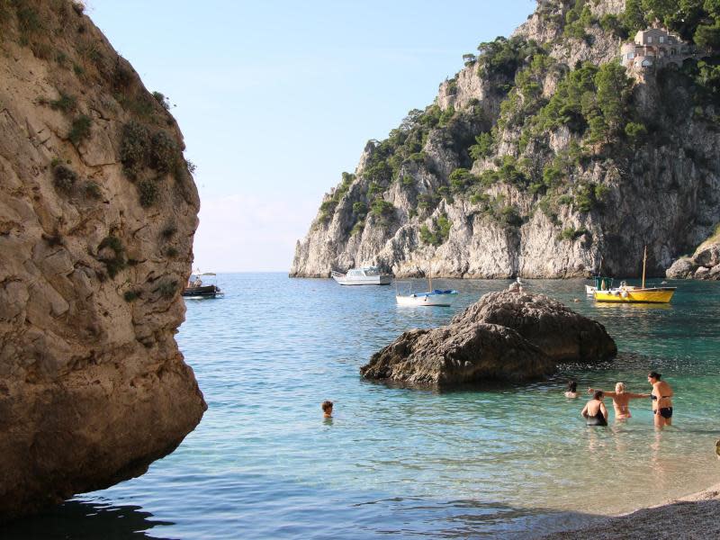 Capri ist nicht nur zum Flanieren und für ein wenig italienisches Lebensgefühl da - Baden können Touristen natürlich auch. Foto: Hilke Segbers