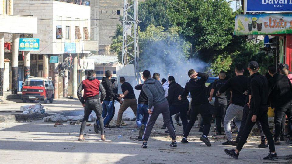 Palestinos tirando piedras