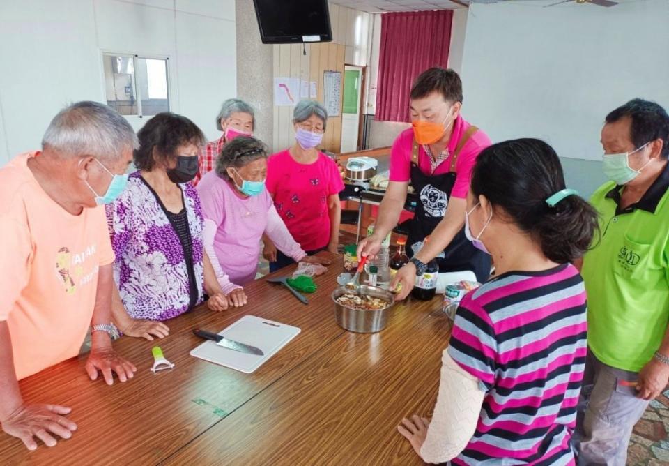 王莨耿（右三）在東山區聖賢社區推廣食農教育。 （農業局提供）