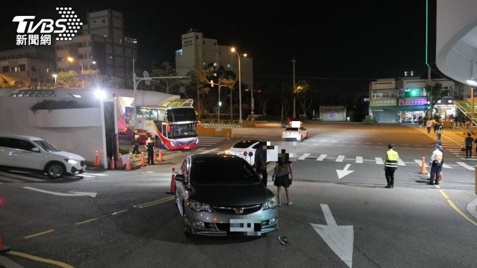 遊覽車倒車撞到柯男的轎車。（圖／TVBS）