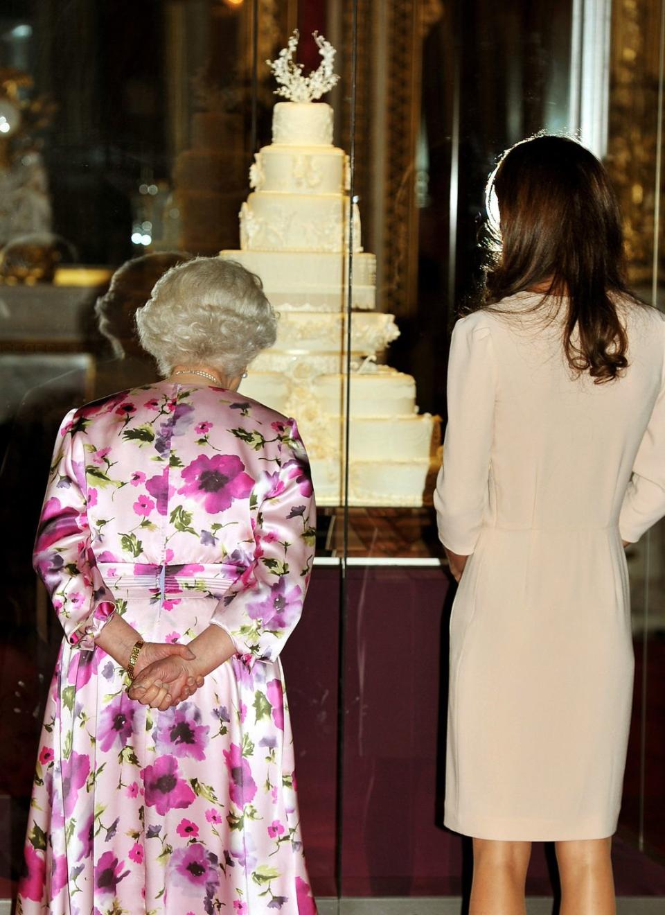 The Queen can signal she's D-O-N-E with dinner in other ways.