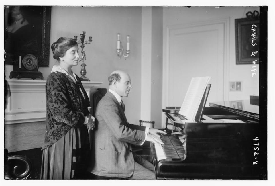 El violonchelista español Pablo Casals (1876-1973) con su esposa Susan Metcalfe Casals (1878-1959), mezzosoprano estadounidense. <a href="https://www.loc.gov/pictures/item/2014707974/" rel="nofollow noopener" target="_blank" data-ylk="slk:Library of Congress;elm:context_link;itc:0;sec:content-canvas" class="link ">Library of Congress</a>