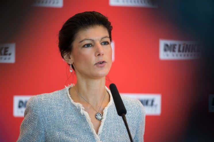 Wagenknecht stellt sich mit ihrer Kanzlerinklage in den Wind jener, die rufen: „Merkel muss weg“. 